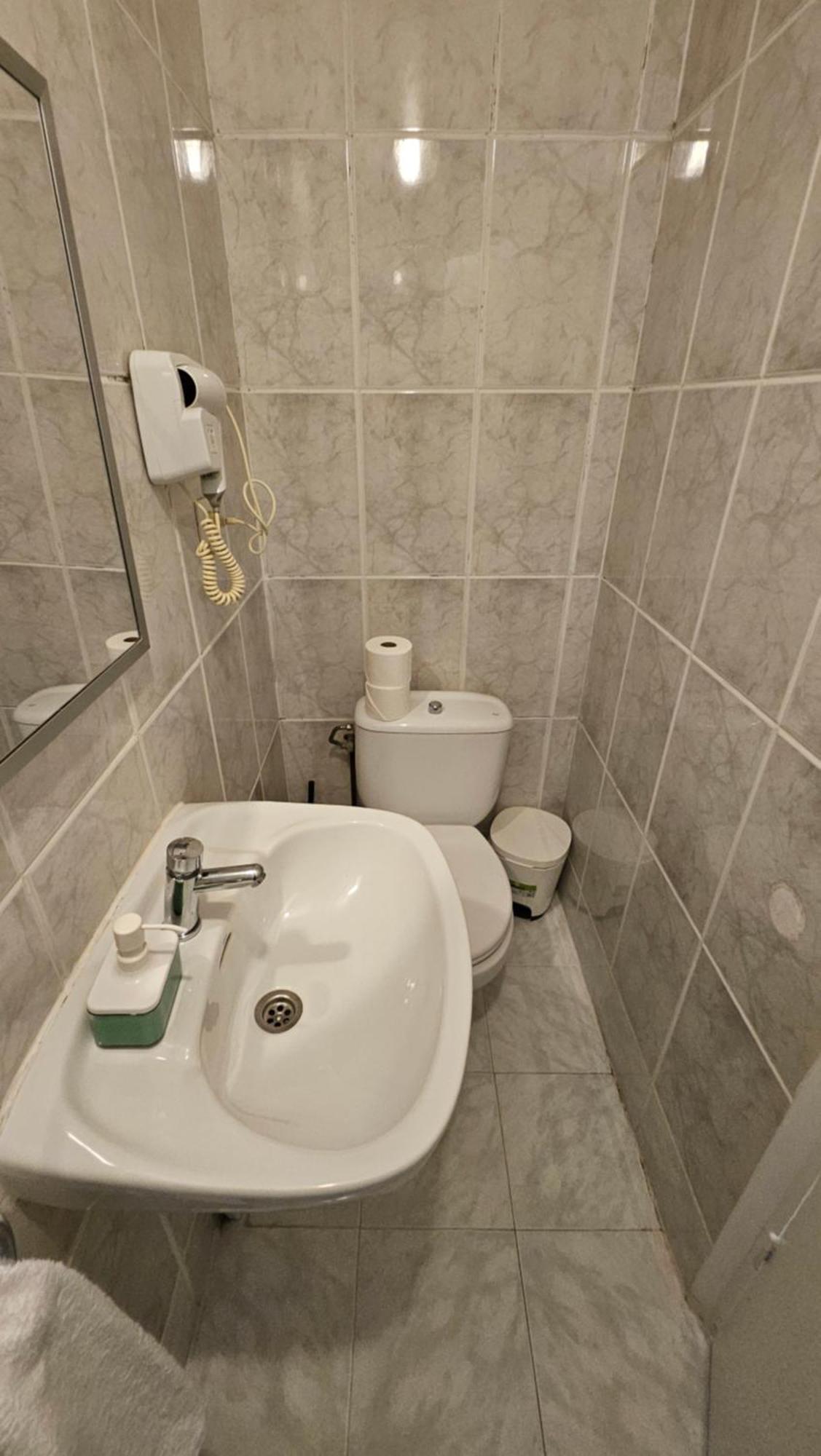 Youth Hostel - Central And Basic Drassanes Barcelona Kültér fotó