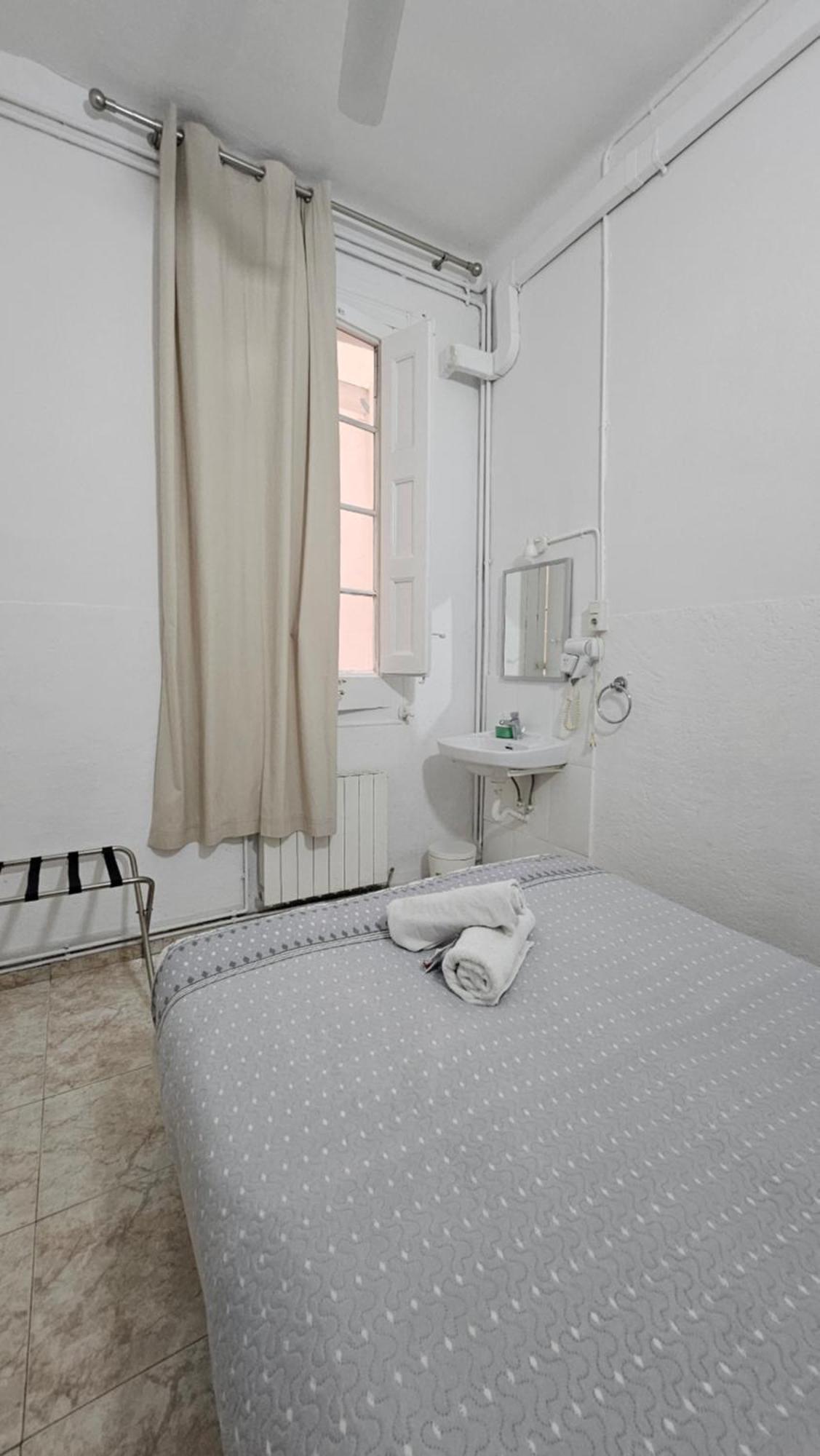 Youth Hostel - Central And Basic Drassanes Barcelona Kültér fotó