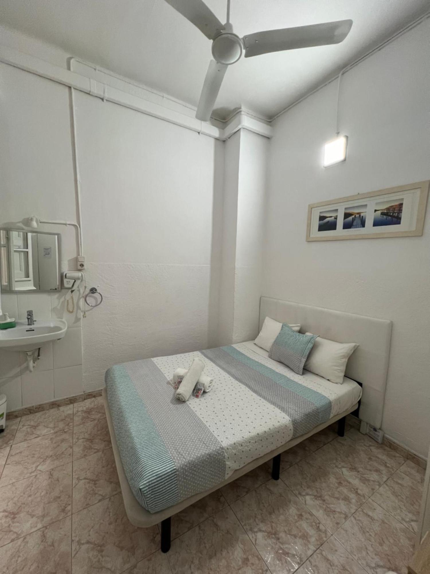 Youth Hostel - Central And Basic Drassanes Barcelona Kültér fotó