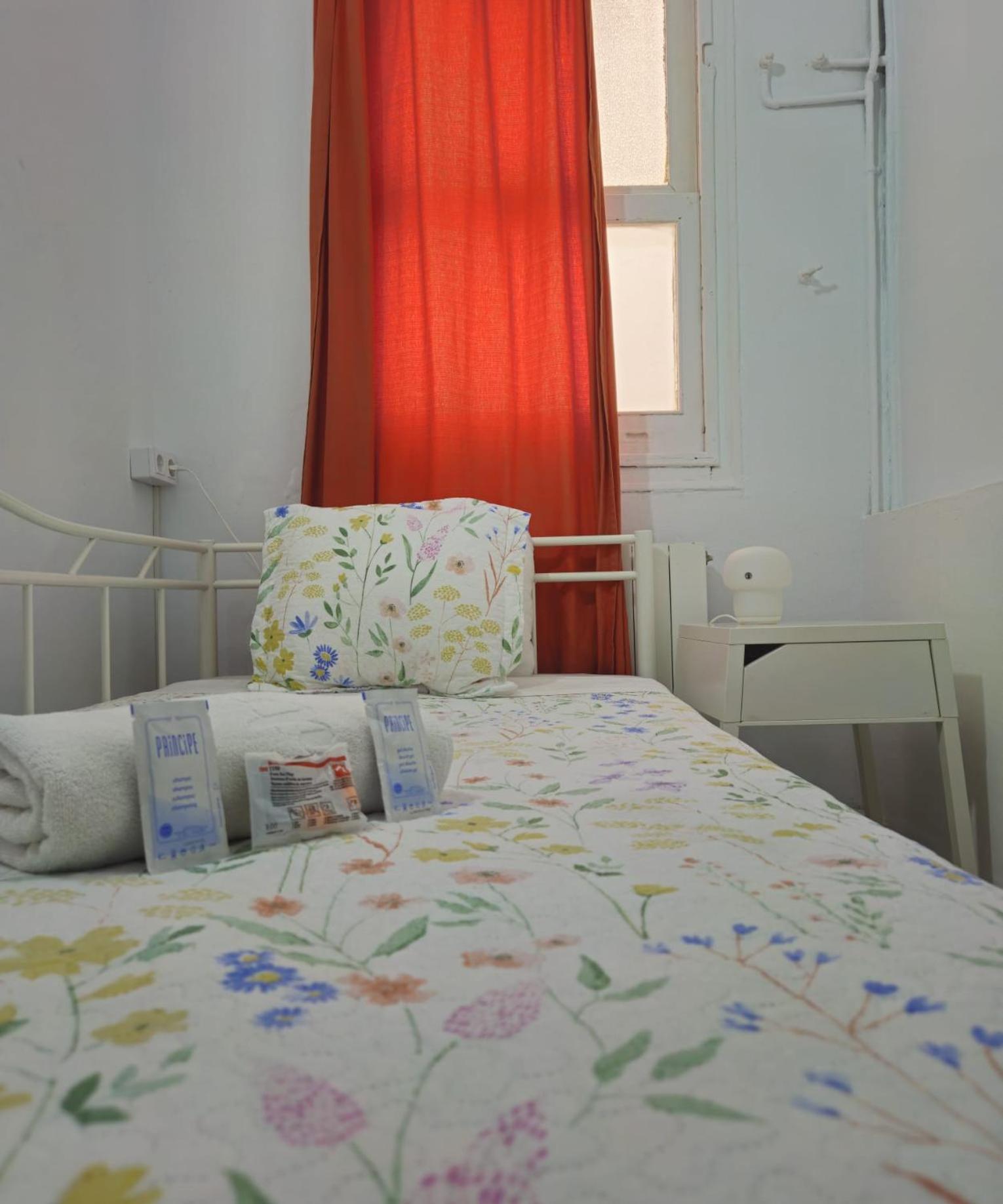 Youth Hostel - Central And Basic Drassanes Barcelona Kültér fotó